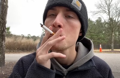 Лечение зависимости от табакокурения в Медногорске Мужчина с сигаретой делает затяжку